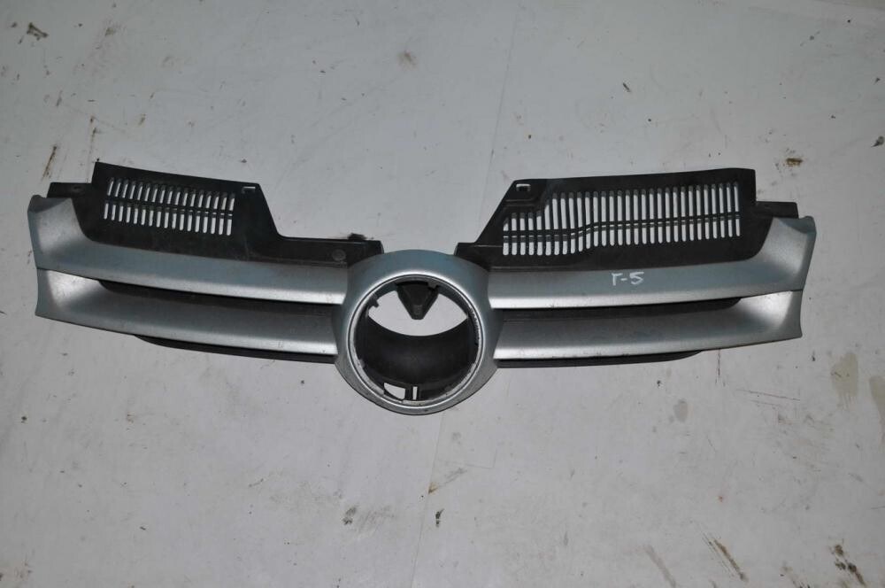 Решетка радиатора Гольф 4 VW07043GAN