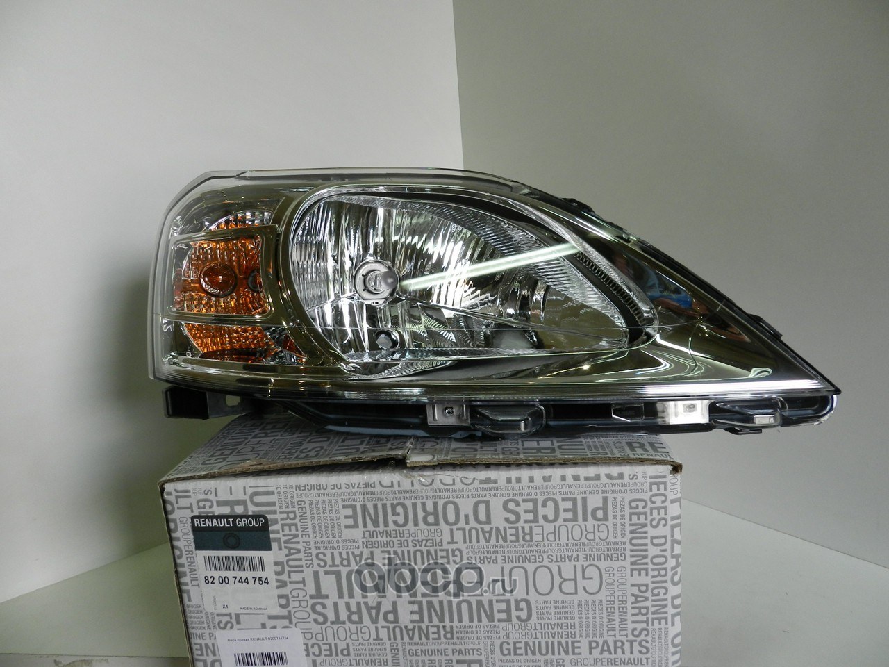 Фара R RENAULT 8200 744 754