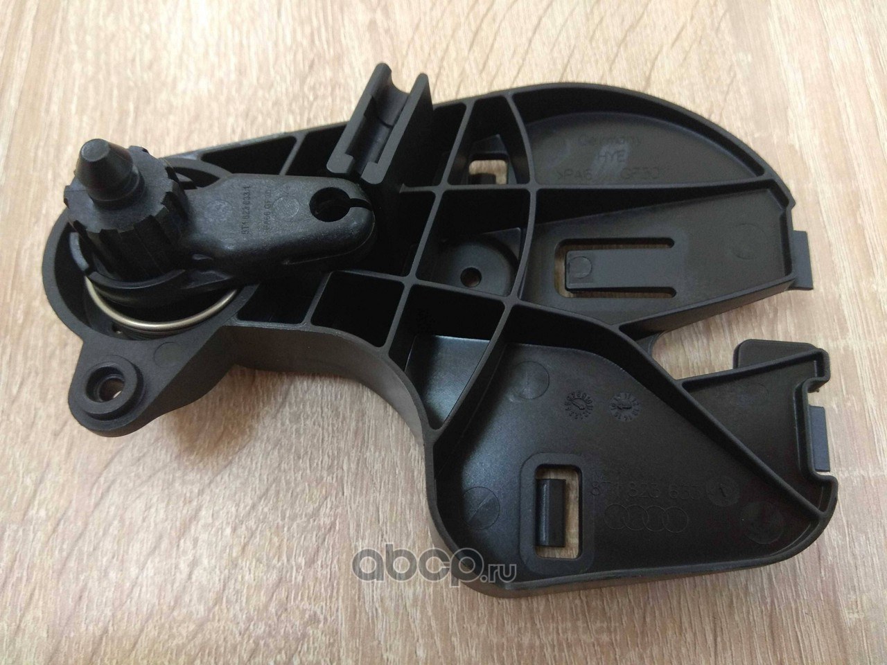 Опорный кронштейн открытия капота VAG 8T1823633B